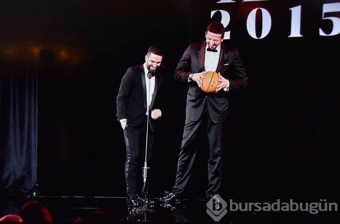 Uçaktan indi camiye koştu
