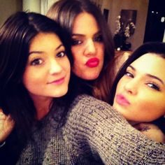 Kardashian çıplak pozlarını yayınladı
