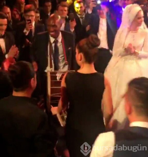 Yıldız futbolcu dünyaevine girdi	