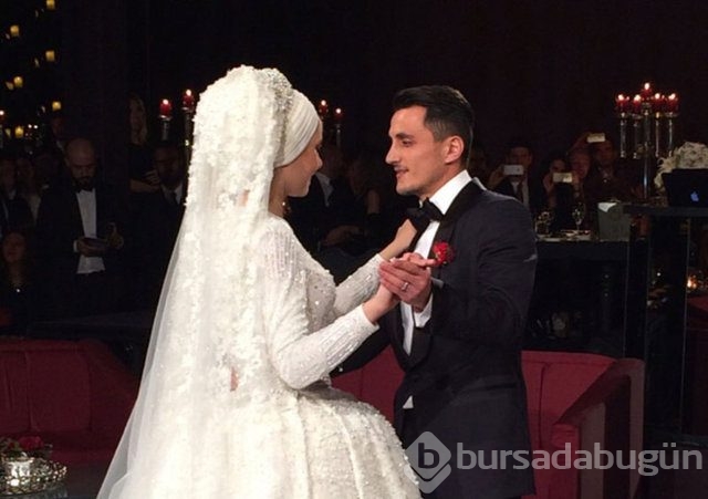 Yıldız futbolcu dünyaevine girdi	