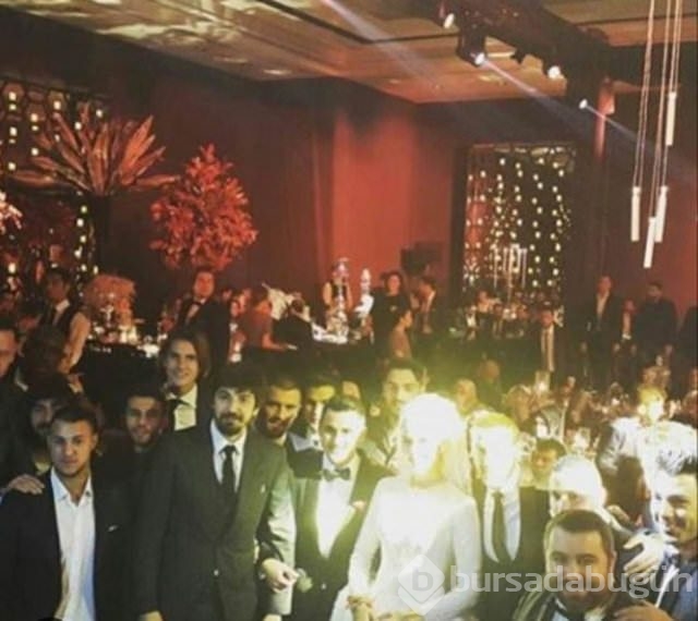 Yıldız futbolcu dünyaevine girdi	