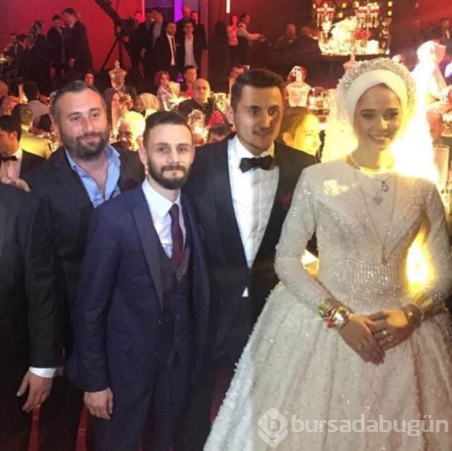 Yıldız futbolcu dünyaevine girdi	
