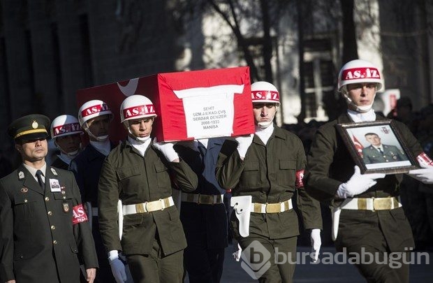 Şehit askeri aynı saldırıda yaralanan arkadaşları uğurladı