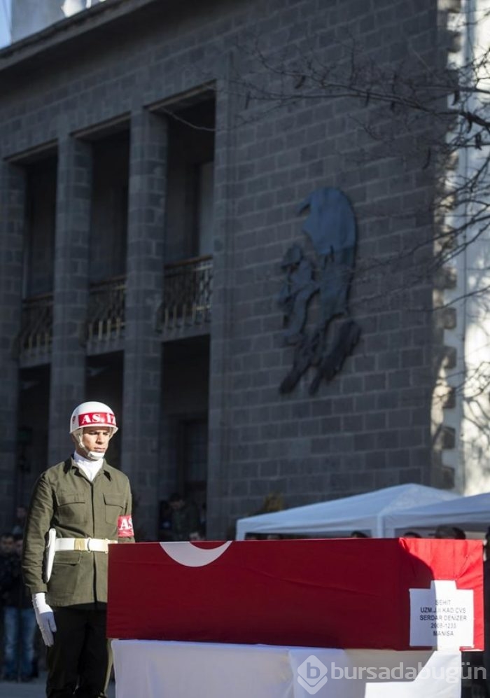 Şehit askeri aynı saldırıda yaralanan arkadaşları uğurladı