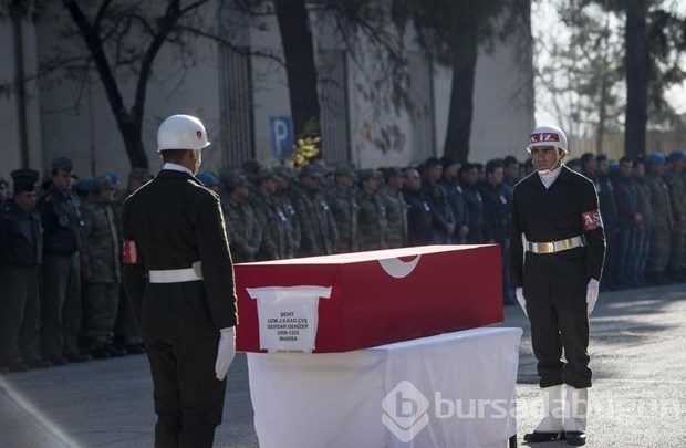 Şehit askeri aynı saldırıda yaralanan arkadaşları uğurladı