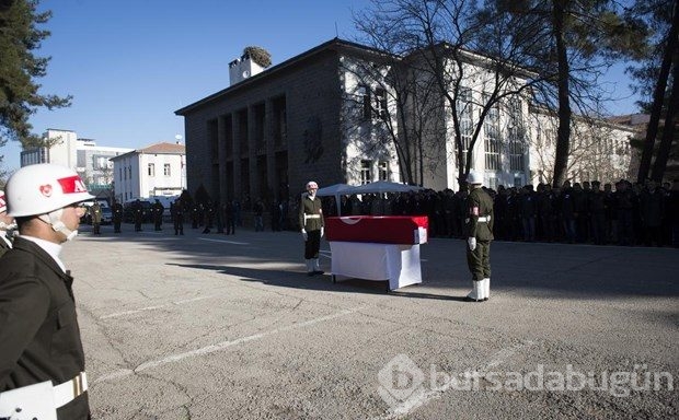 Şehit askeri aynı saldırıda yaralanan arkadaşları uğurladı