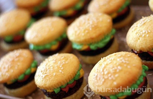 'Yeme de yanında yat' türünden 24 cupcake