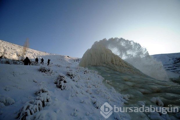 Patlayan su borusu buzdan şelale oluşturdu
