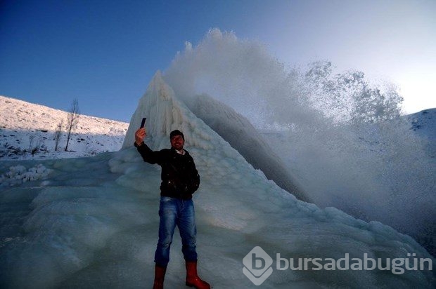 Patlayan su borusu buzdan şelale oluşturdu