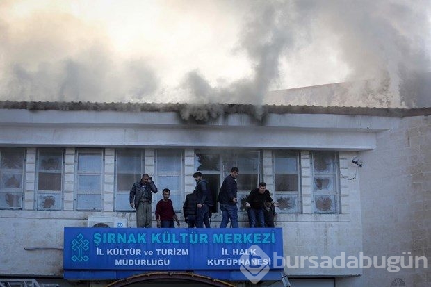 Şırnak'ta can pazarı: PKK kütüphaneyi yaktı