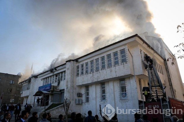 Şırnak'ta can pazarı: PKK kütüphaneyi yaktı