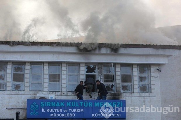 Şırnak'ta can pazarı: PKK kütüphaneyi yaktı