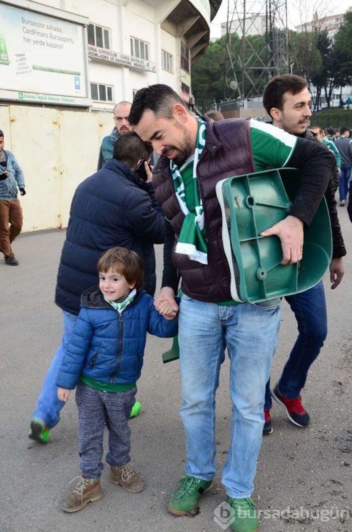 Bursa'da stadyum koltuklarını alıp gittiler 