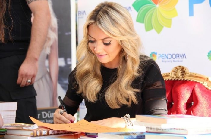 Hadise'yi vatandaşlar topa tuttu!