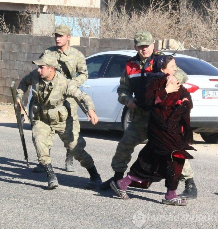 Jandarma öfkeli kadınları zor tuttu