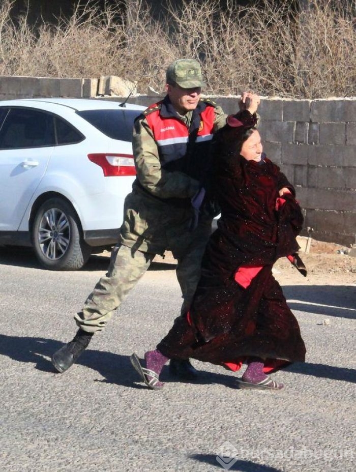 Jandarma öfkeli kadınları zor tuttu