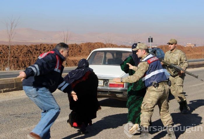 Jandarma öfkeli kadınları zor tuttu