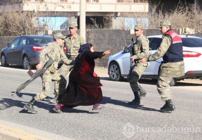 Jandarma öfkeli kadınları zor tuttu