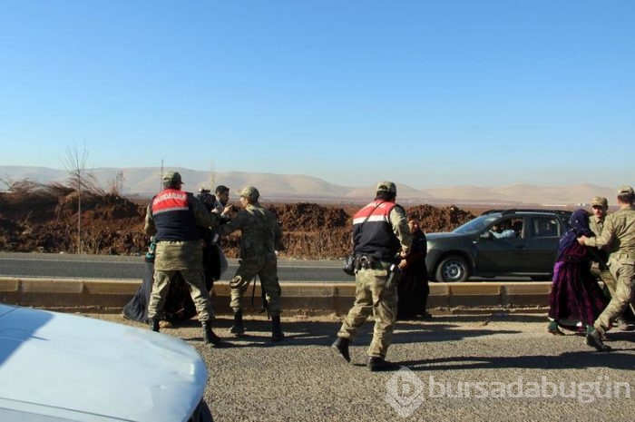 Jandarma öfkeli kadınları zor tuttu