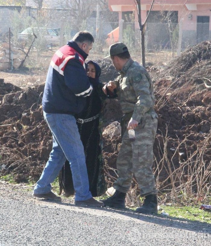 Jandarma öfkeli kadınları zor tuttu