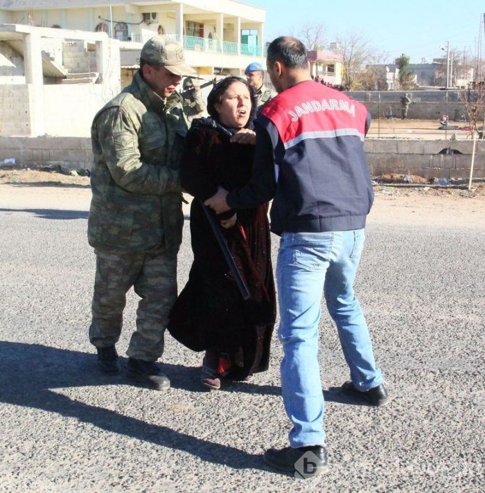 Jandarma öfkeli kadınları zor tuttu