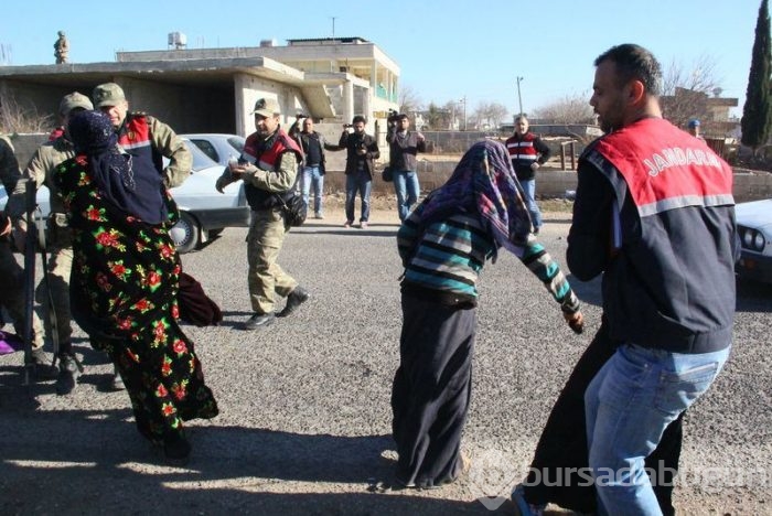 Jandarma öfkeli kadınları zor tuttu