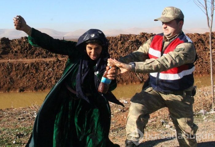 Jandarma öfkeli kadınları zor tuttu