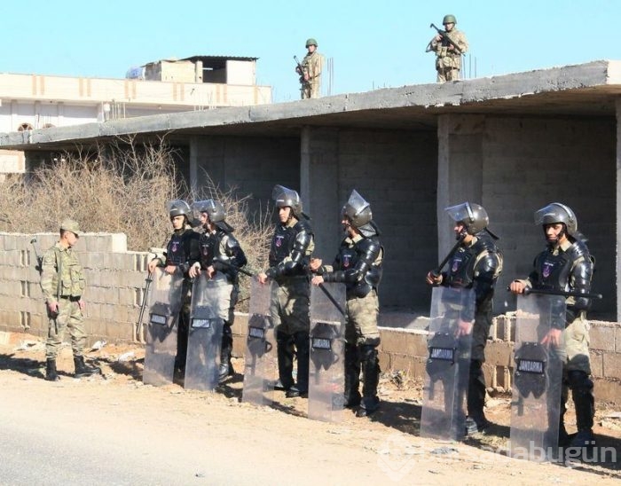 Jandarma öfkeli kadınları zor tuttu