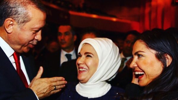 Cumhurbaşkanı Erdoğan ve eşinden 80'ler dizisi oyuncusuna övgü
