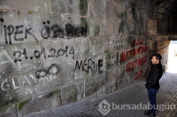 Tarihi Amasra Kalesi'nde sprey yazı kirliliği
