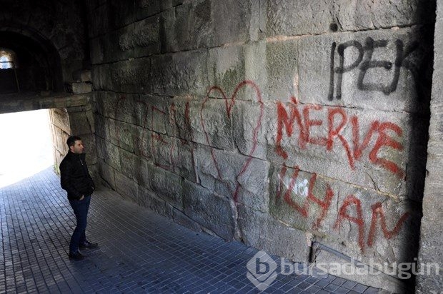 Tarihi Amasra Kalesi'nde sprey yazı kirliliği
