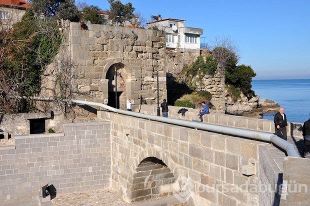 Tarihi Amasra Kalesi'nde sprey yazı kirliliği