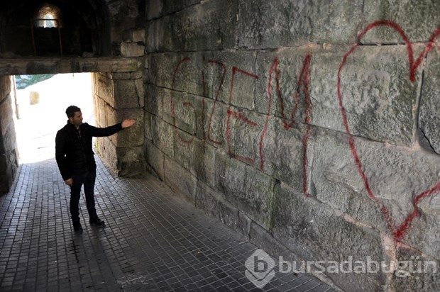 Tarihi Amasra Kalesi'nde sprey yazı kirliliği