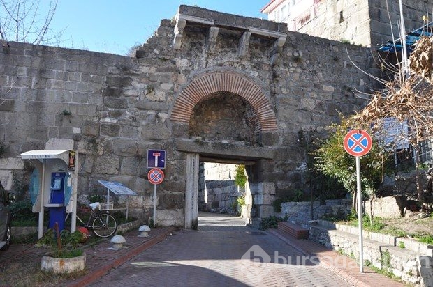 Tarihi Amasra Kalesi'nde sprey yazı kirliliği