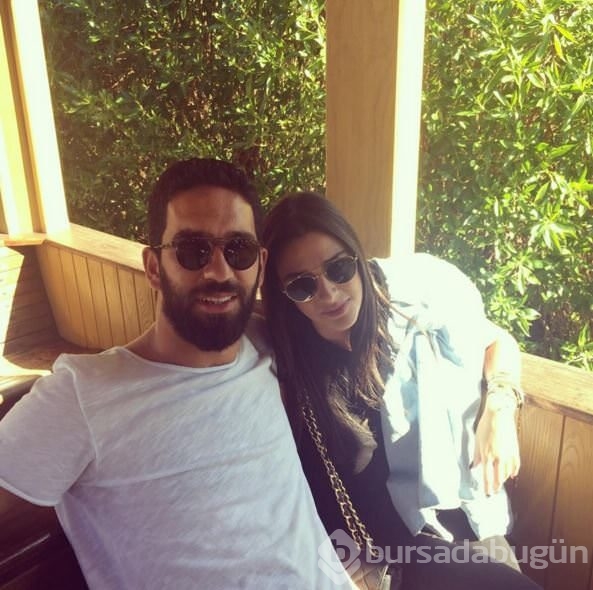 Arda Turan 'damat pozu' verdi