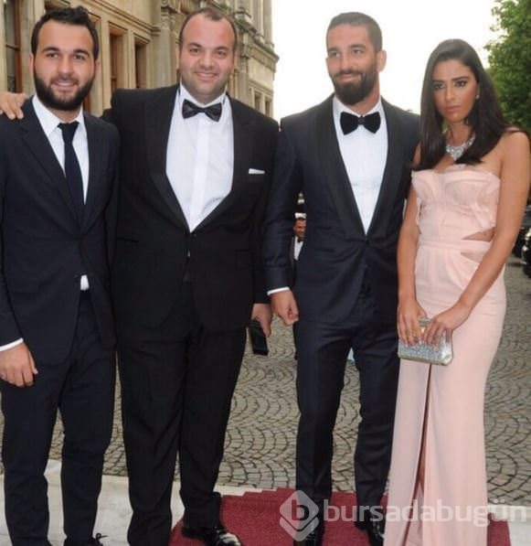 Arda Turan 'damat pozu' verdi
