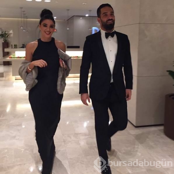 Arda Turan 'damat pozu' verdi