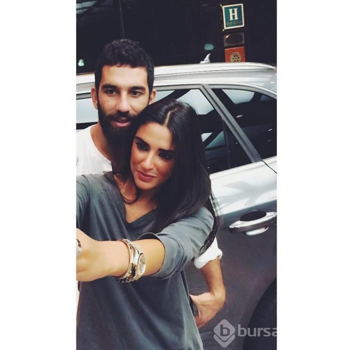 Arda Turan 'damat pozu' verdi