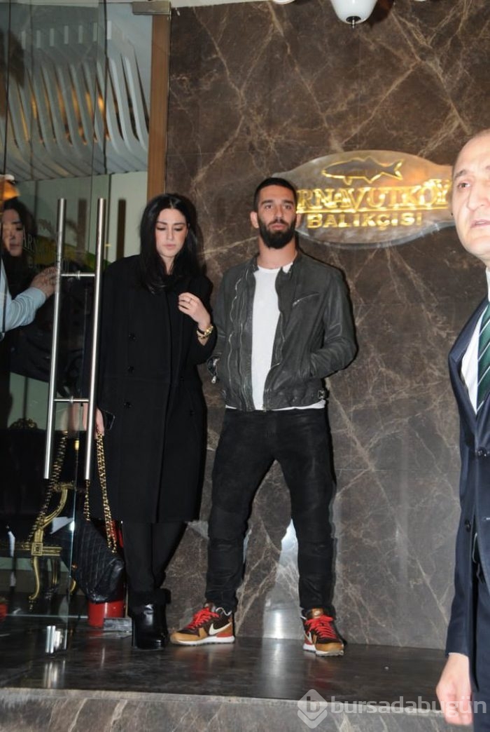 Arda Turan 'damat pozu' verdi