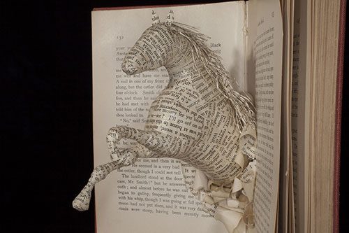 Eski kitaplar sanat eserine dönüştü