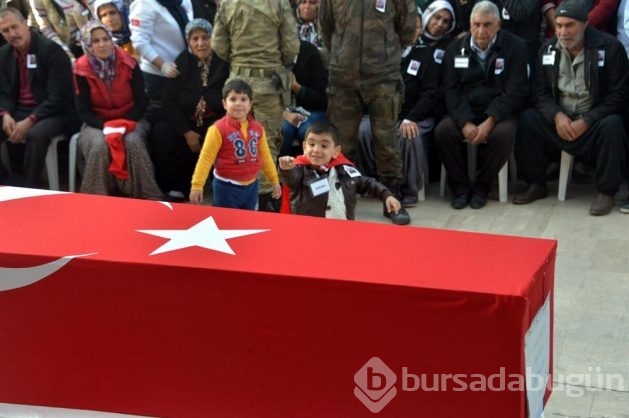 Şehit astsubayın oğlu yürekleri dağladı