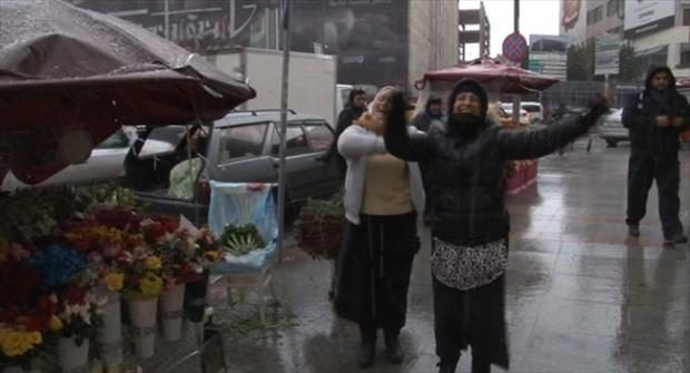 Taksim'de kar yağışını göbek atarak kutladılar
