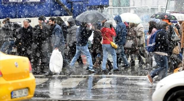 Taksim'de kar yağışını göbek atarak kutladılar
