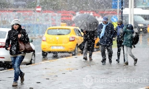 Taksim'de kar yağışını göbek atarak kutladılar
