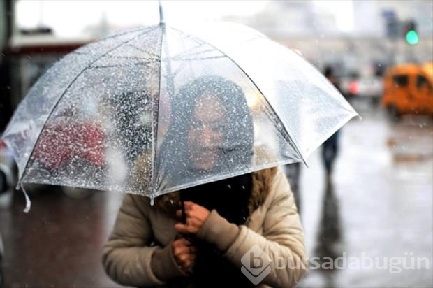 Taksim'de kar yağışını göbek atarak kutladılar
