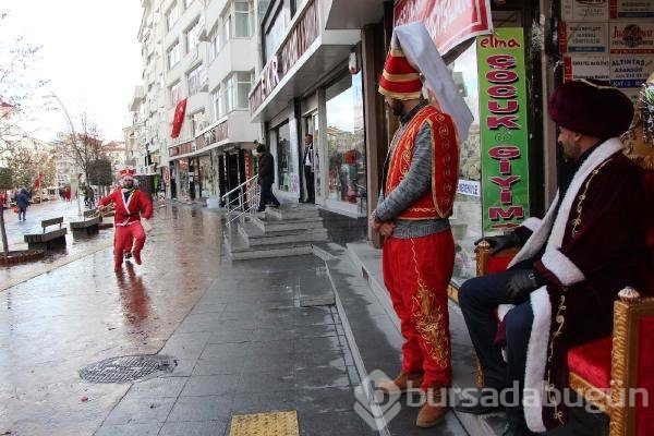 'Noel Baba'yı kovaladılar!
