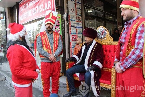'Noel Baba'yı kovaladılar!