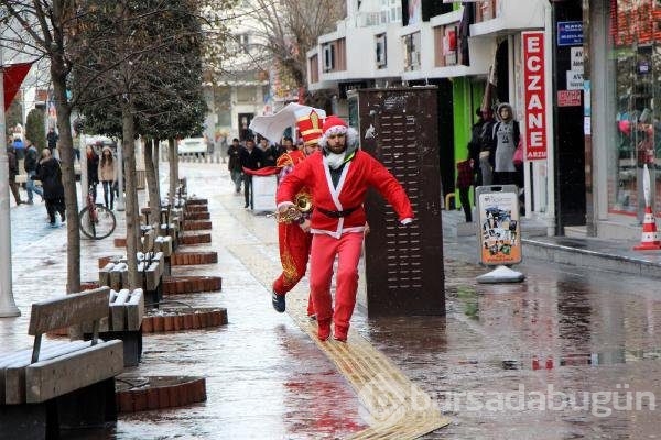 'Noel Baba'yı kovaladılar!