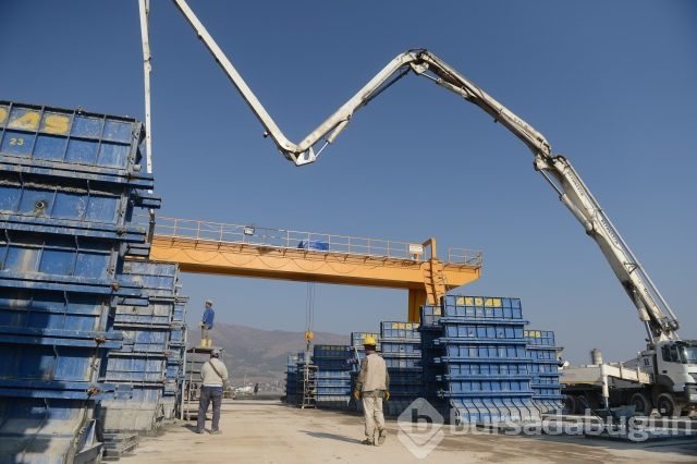 Sınır hattı dev bloklarla örülüyor