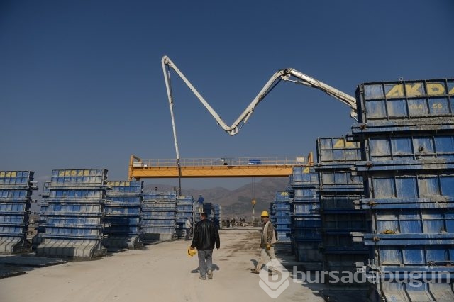 Sınır hattı dev bloklarla örülüyor